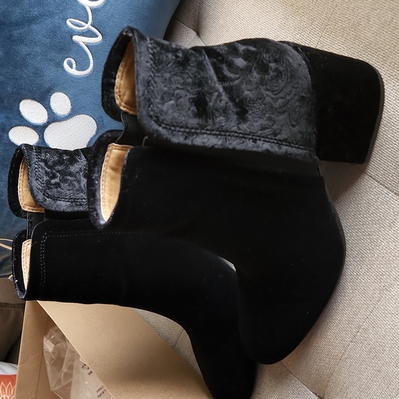 Lucky Brand LP-RUBEE Black Smooth Velvet 8M Boot - Picture 3 of 7